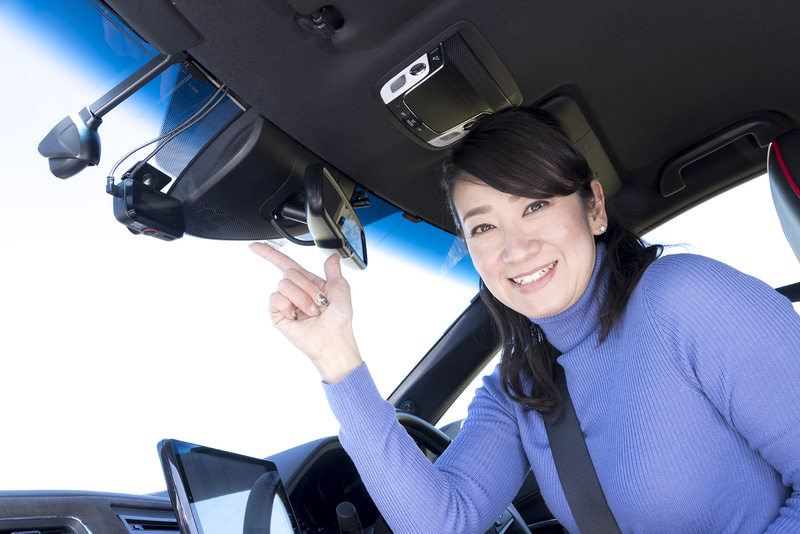 フロントガラスに装着した「DRV-MR760」のフロントカメラ