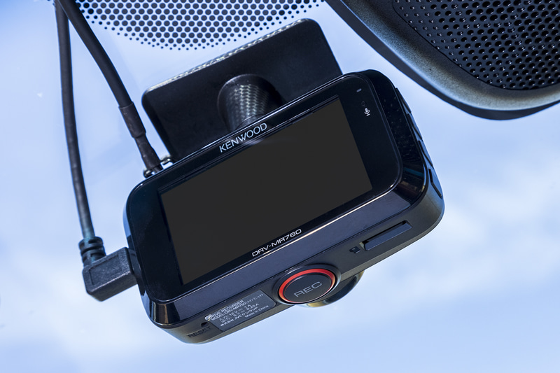 フロントカメラの背面には2.7V型の液晶モニターがあり、動作状況を確認できる