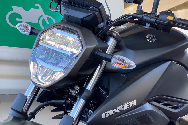 さらば「ポルシェ ボクスター」という訳でなく、ついに編集後記に使う写真もなくなってしまったがボクスターとの生活は続いている。写真はレンタルバイクでスズキ「ジクサー250」を借りた時のもの。高速道路も走れて毎日使えそうな軽快さもあっていいバイクでした