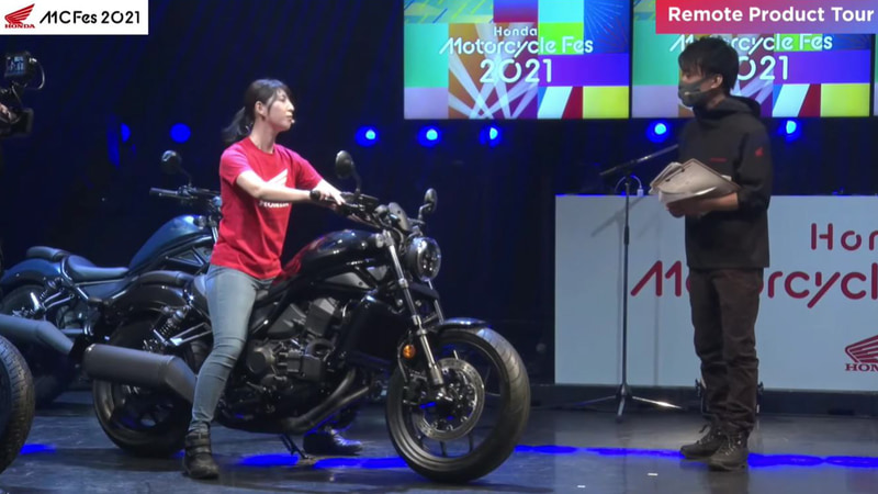 MCの大関さおりさんが開発担当者とともに発売前のレブル 1100の魅力を紹介した