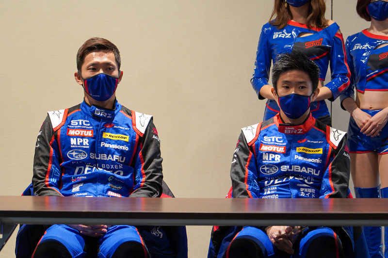 SUPER GTの2人のドライバー山内英輝選手（左）、井口卓人選手（右）