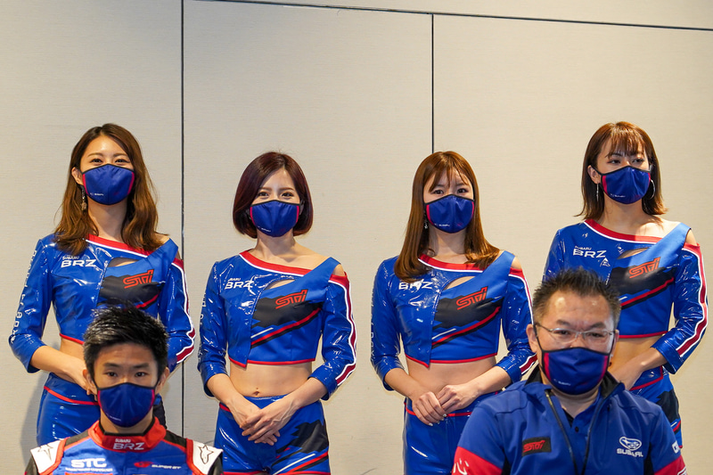 61号車のレースクイーンとなるBREEZEの4名