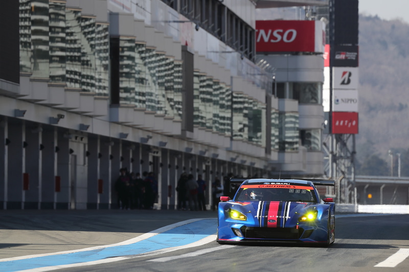 ピットから走り出すスバル/STIの61号車 SUBARU BRZ R＆D SPORT