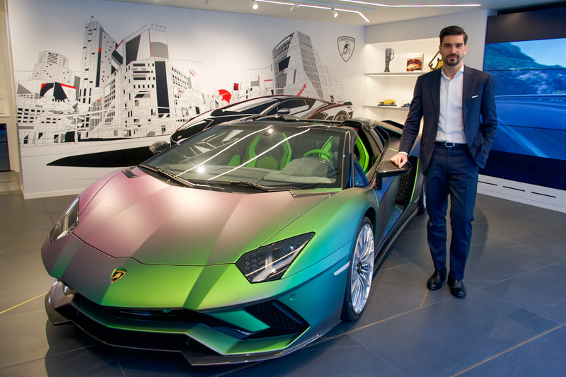 東京・六本木の「THE LOUNGE TOKYO」でランボルギーニ・ジャパン ゼネラルマネージャーのダビデ・スフレコラ氏に、環境対策や電動化について、日本市場でこれから何をしようとしているのかを聞いた