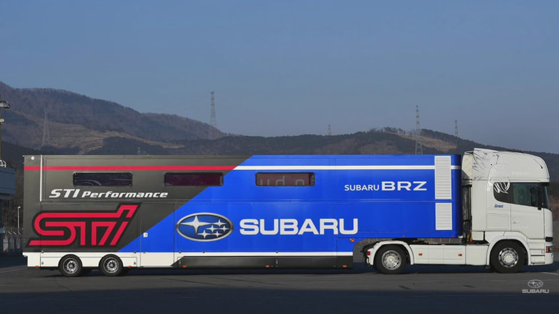 新しいカラーリングとなったレーシングマシンを運ぶ車両「トランポ」