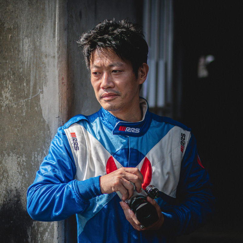 柏木龍馬氏：1976年4月20日、静岡生まれ。写真家 故・奥村嘉邦に師事。Newsweek誌、NATIONAL GEOGRAPHIC誌を経て、フランス パリのギャラリーLWS/PHOTO 4との専属作家契約を持ち、作品発表と展示は全てライカのサポートにより行なわれる。現在はFIA WEC世界耐久選手権やル・マン24時間レースをメインに、レーサーたちのヒューマンドラマを追っている。作画は全て、ライカTL2とアポ・ズミクロンM 50mmだけで行なう。ライカGINZA SIXなどにて作品展を実施