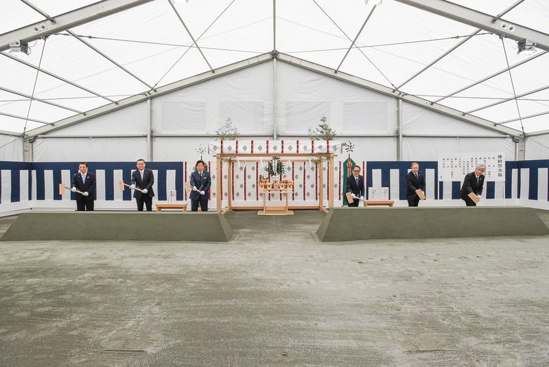 関係者によって、地鎮祭および鍬入れ式が行なわれた