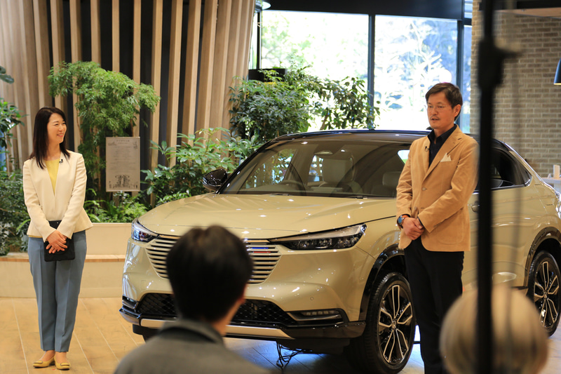 ワールドプレミア生配信、本番中！　新型ヴェゼルの開発責任者を務めた岡部さんは、初代ヴェゼルの頃からずっと関わってきていて、ご自身で「ヴェゼルおじさん」と呼ぶほど（笑）。まだお若いですけどね。誰よりもヴェゼルの魅力を理解して、新しい時代にふさわしい新型ヴェゼルを生み出そうと尽力された方だけに、言葉一つひとつに気持ちがこもっていると感じました