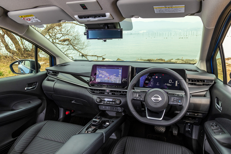 インテリアではワイドなインパネを採用するとともに、シフトまわりを新調。シフトの右側にあるスイッチで走行モードを変更可能としており、「SPORT」「ECO」「NORMAL」の3種類に加え、EVスイッチも用意。「SPORT」「ECO」を含む全モードでクリープを設定し、駐車時などの速度調整を容易とした