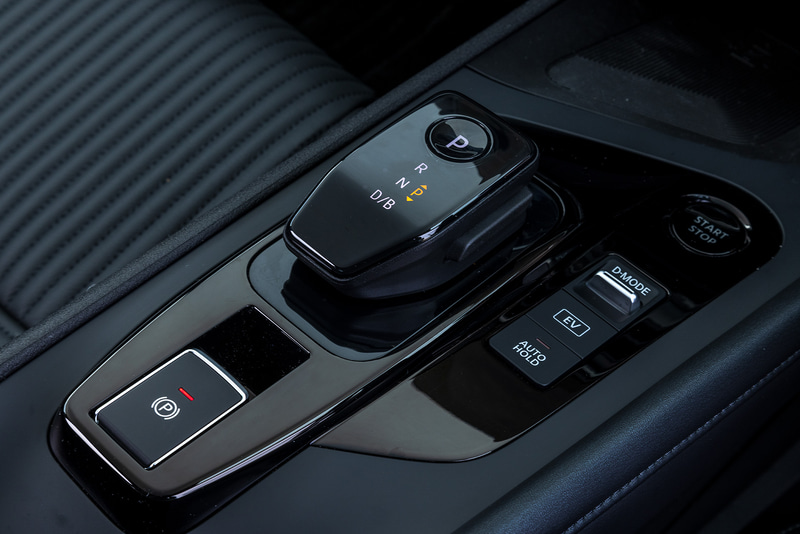 インテリアではワイドなインパネを採用するとともに、シフトまわりを新調。シフトの右側にあるスイッチで走行モードを変更可能としており、「SPORT」「ECO」「NORMAL」の3種類に加え、EVスイッチも用意。「SPORT」「ECO」を含む全モードでクリープを設定し、駐車時などの速度調整を容易とした