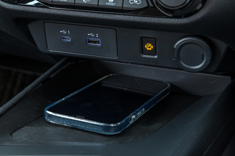 スマートフォンを置くだけで充電できるワイヤレス充電器はXだけに用意されるオプション。インパネにはクローズ状態ではスマートフォンが置け、オープン状態では紙パックにも対応する大容量のリトラクタブルインパネカップホルダーを用意