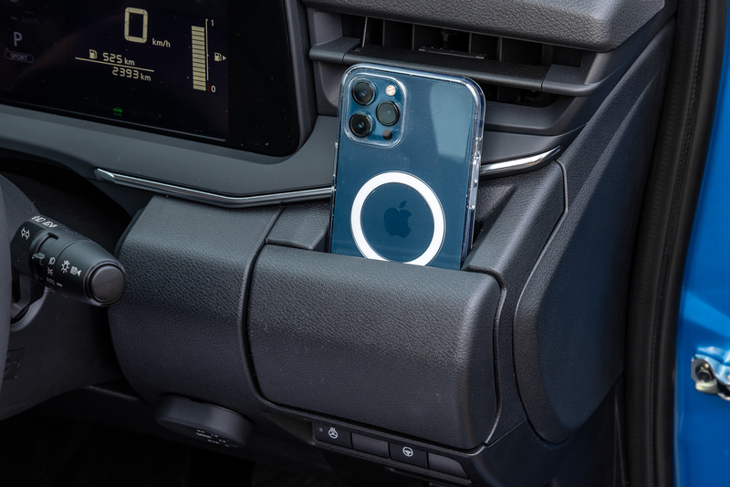 スマートフォンを置くだけで充電できるワイヤレス充電器はXだけに用意されるオプション。インパネにはクローズ状態ではスマートフォンが置け、オープン状態では紙パックにも対応する大容量のリトラクタブルインパネカップホルダーを用意