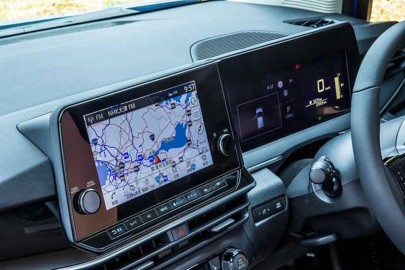 Xだけが選べる本革シートを装備。後席スペース（ニールーム/ヘッドルーム）については2代目ノートよりもスペースは減少するものの、クラストップを維持。加えて新たに後席用のリクライニング機能が追加された。新型ノートのインパネには、2021年に登場予定のEV（電気自動車）「アリア」のようにバイザーレスの2つのディスプレイが並べられるデザインを採用。オプション設定のカーナビはプロパイロットとの連携機能が追加され、制限速度が変わる場合に設定車速を自動で変更する「標識検知機能」、ナビの地図情報をもとにカーブの大きさに応じて減速を行なう「カーブ減速支援」、高速道路上で停止後約30秒まで追従走行を継続（現状は3秒）する停止後の追従再開機能が新たに盛り込まれた