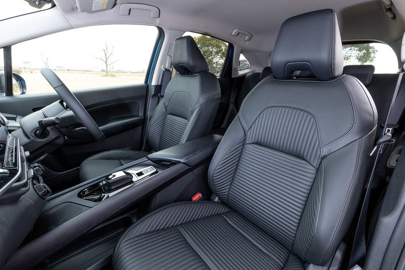 Xだけが選べる本革シートを装備。後席スペース（ニールーム/ヘッドルーム）については2代目ノートよりもスペースは減少するものの、クラストップを維持。加えて新たに後席用のリクライニング機能が追加された。新型ノートのインパネには、2021年に登場予定のEV（電気自動車）「アリア」のようにバイザーレスの2つのディスプレイが並べられるデザインを採用。オプション設定のカーナビはプロパイロットとの連携機能が追加され、制限速度が変わる場合に設定車速を自動で変更する「標識検知機能」、ナビの地図情報をもとにカーブの大きさに応じて減速を行なう「カーブ減速支援」、高速道路上で停止後約30秒まで追従走行を継続（現状は3秒）する停止後の追従再開機能が新たに盛り込まれた