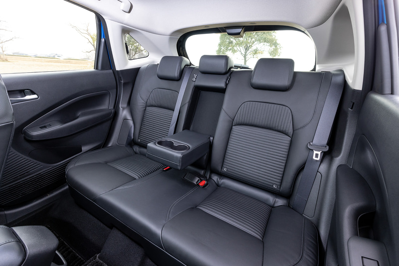 Xだけが選べる本革シートを装備。後席スペース（ニールーム/ヘッドルーム）については2代目ノートよりもスペースは減少するものの、クラストップを維持。加えて新たに後席用のリクライニング機能が追加された。新型ノートのインパネには、2021年に登場予定のEV（電気自動車）「アリア」のようにバイザーレスの2つのディスプレイが並べられるデザインを採用。オプション設定のカーナビはプロパイロットとの連携機能が追加され、制限速度が変わる場合に設定車速を自動で変更する「標識検知機能」、ナビの地図情報をもとにカーブの大きさに応じて減速を行なう「カーブ減速支援」、高速道路上で停止後約30秒まで追従走行を継続（現状は3秒）する停止後の追従再開機能が新たに盛り込まれた