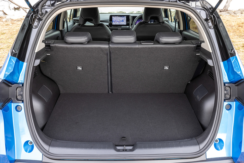 後席は6：4分割可倒式シートとし、フラットに倒せるのでさまざまな荷物を積み込める