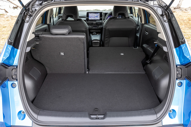 後席は6：4分割可倒式シートとし、フラットに倒せるのでさまざまな荷物を積み込める