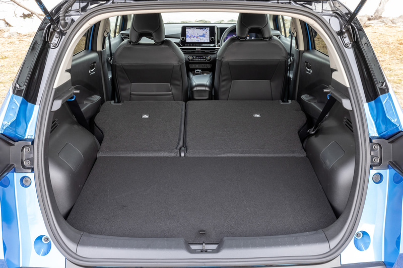 後席は6：4分割可倒式シートとし、フラットに倒せるのでさまざまな荷物を積み込める