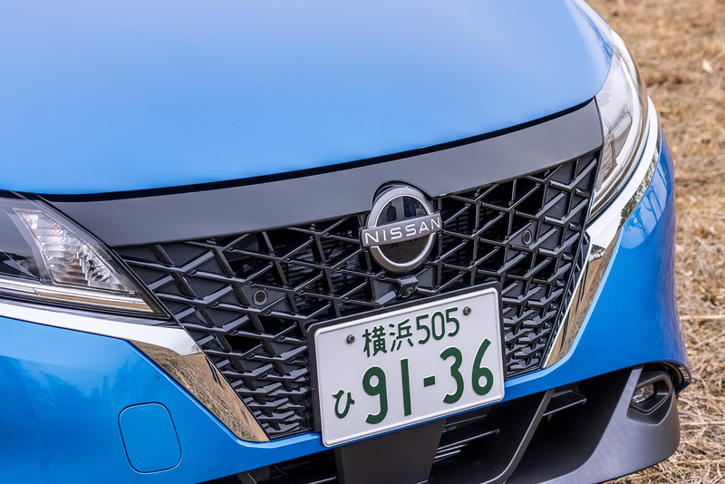 フロントまわりでは新しい日産ブランドのロゴや新型のVモーショングリルなどを採用。撮影車はXグレードのみ選択可能なオプション設定の16インチアルミホイールのほか、アダプティブLEDヘッドライトシステムなどを装備