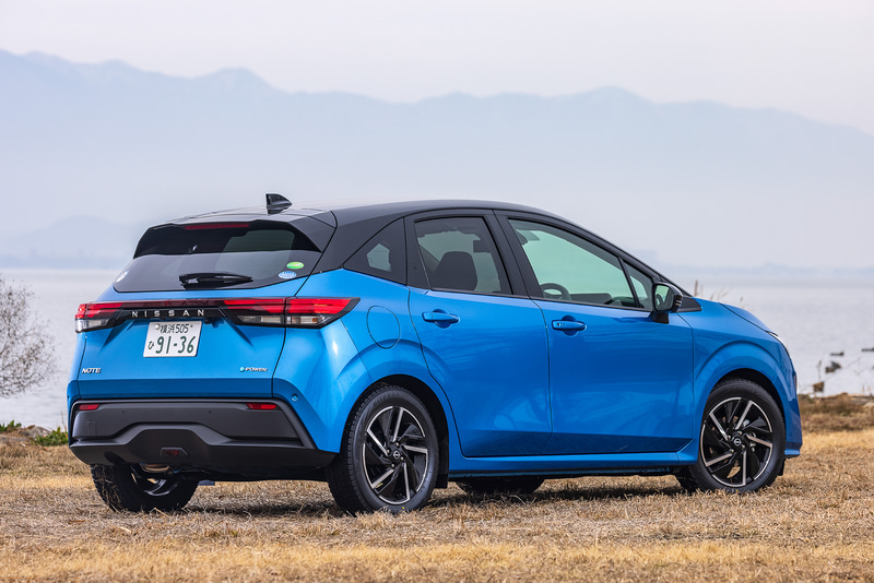 今回の旅に連れ出したのは、2020年12月に販売を開始した3代目となる新型「ノート」（2WD/X）。ボディサイズは2代目ノート（e-POWER X）から55mm短く、ホイールベースは20mm短縮され、4045×1695×1520mm（全長×全幅×全高）、ホイールベースは2580mmと、コンパクトでスタイリッシュなボディとなった。価格は218万6800円～