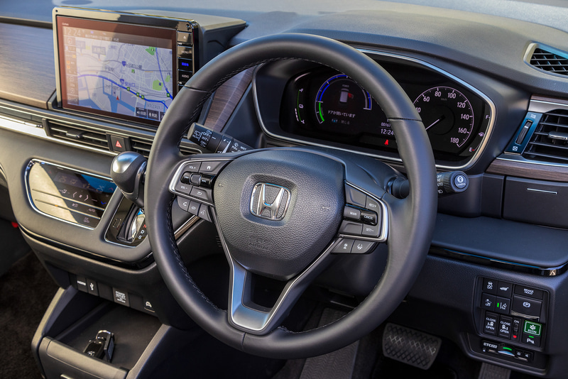 室内ではインストルメントパネルのデザインを変更したほか、コンビメーターパネルでは高精細フルカラー液晶パネルを従来の3.5インチから7インチへと大型化し、アナログスピードメーターと組み合わせた。また、運転席側に収納式のドリンクホルダーを追加するとともに、リッド付きのインパネアッパーボックスを新設定するなどして利便性を高めている