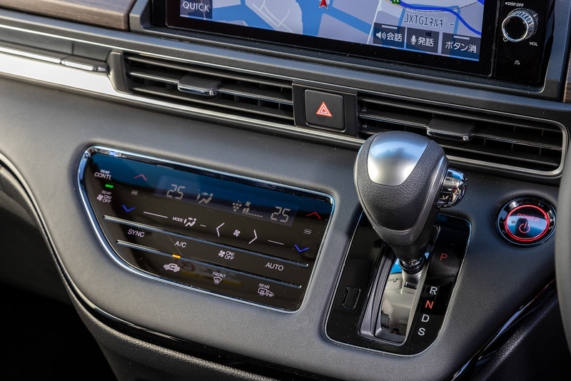 室内ではインストルメントパネルのデザインを変更したほか、コンビメーターパネルでは高精細フルカラー液晶パネルを従来の3.5インチから7インチへと大型化し、アナログスピードメーターと組み合わせた。また、運転席側に収納式のドリンクホルダーを追加するとともに、リッド付きのインパネアッパーボックスを新設定するなどして利便性を高めている