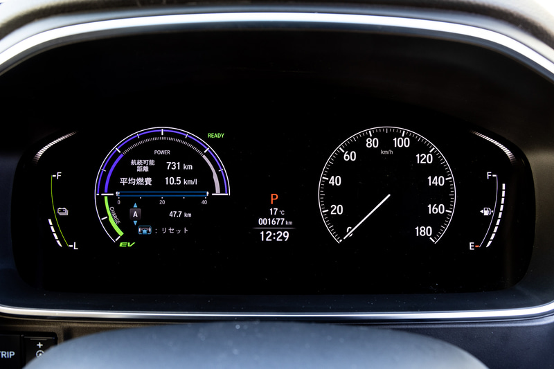 室内ではインストルメントパネルのデザインを変更したほか、コンビメーターパネルでは高精細フルカラー液晶パネルを従来の3.5インチから7インチへと大型化し、アナログスピードメーターと組み合わせた。また、運転席側に収納式のドリンクホルダーを追加するとともに、リッド付きのインパネアッパーボックスを新設定するなどして利便性を高めている