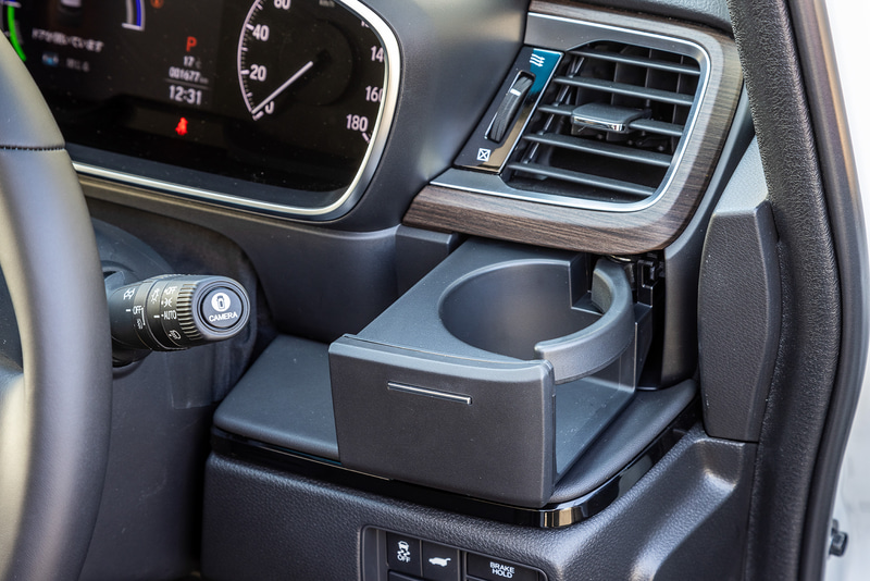 室内ではインストルメントパネルのデザインを変更したほか、コンビメーターパネルでは高精細フルカラー液晶パネルを従来の3.5インチから7インチへと大型化し、アナログスピードメーターと組み合わせた。また、運転席側に収納式のドリンクホルダーを追加するとともに、リッド付きのインパネアッパーボックスを新設定するなどして利便性を高めている