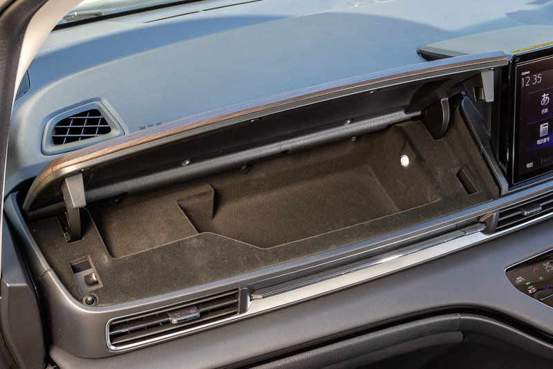 室内ではインストルメントパネルのデザインを変更したほか、コンビメーターパネルでは高精細フルカラー液晶パネルを従来の3.5インチから7インチへと大型化し、アナログスピードメーターと組み合わせた。また、運転席側に収納式のドリンクホルダーを追加するとともに、リッド付きのインパネアッパーボックスを新設定するなどして利便性を高めている