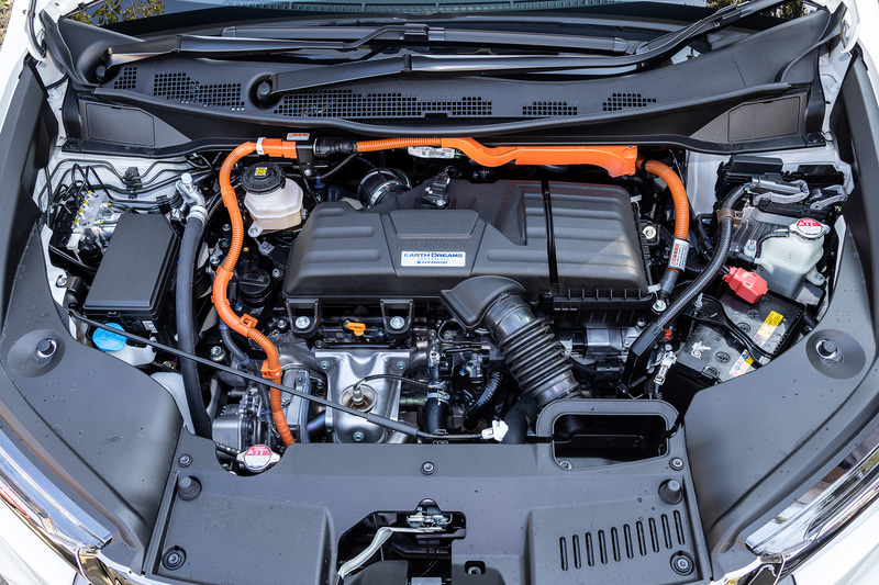 直列4気筒DOHC 2.0リッター「LFA」型エンジンは最高出力107kW（145PS）/6200rpm、最大トルク175Nm（17.8kgfm）/4000rpmを発生。組み合わせるH4型電動モーターは最高出力135kW（184PS）/5000-6000rpm、最大トルク315Nm（32.1kgfm）/0-2000rpmを発生。WLTCモード燃費は19.8km/Lを示す