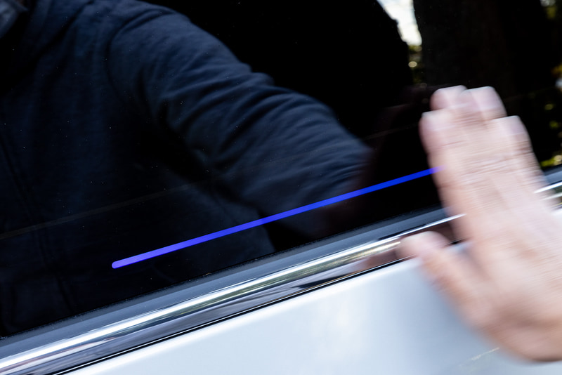 新型オデッセイでは、新機能としてパワースライドドアにあるセンサー部分の流れる光に手をかざしてジェスチャー操作を行なうことで、車両に触れずにパワースライドドアの開閉ができる「ジェスチャーコントロール・パワースライドドア」を日本初採用。あらかじめ施錠操作をすることで、パワースライドドアが閉まるのを待たずにドアクローズ後に自動で施錠できる予約ロック機能をホンダとして初装備している