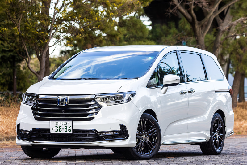 今回試乗したのは2020年11月にマイナーチェンジしたホンダの上級ミニバン「オデッセイ」。撮影車のグレードは「e：HEV ABSOLUTE・EX」（462万4000円）で、ボディサイズは4855×1820×1695mm（全長×全幅×全高）、ホイールベースは2900mm
