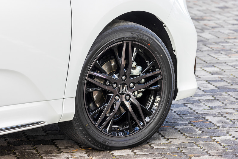 マイナーチェンジにより、外観では厚みのあるフードと押し出し感のある大型グリルに変更し、薄型のヘッドライトを採用。また、ソリッドで立体的に交差するデザインのリアコンビランプを採用し、メッキ加飾でよりワイドでシャープなフォルムに仕立てた。シーケンシャルターンシグナルランプも標準装備する。足下は18インチのノイズリデューシングアルミホイールに横浜ゴム「ADVAN dB（デシベル）」（225/50R18）の組み合わせ