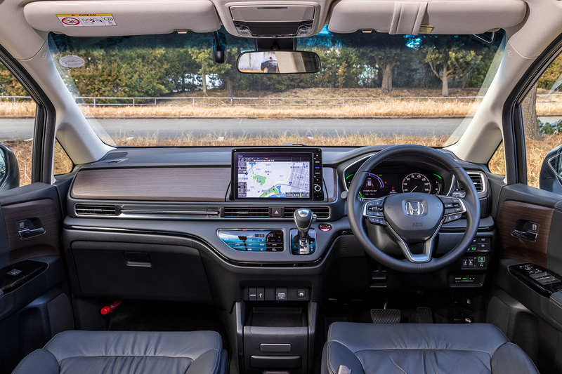 室内ではインストルメントパネルのデザインを変更したほか、コンビメーターパネルでは高精細フルカラー液晶パネルを従来の3.5インチから7インチへと大型化し、アナログスピードメーターと組み合わせた。また、運転席側に収納式のドリンクホルダーを追加するとともに、リッド付きのインパネアッパーボックスを新設定するなどして利便性を高めている