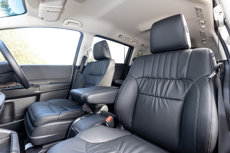 室内ではインストルメントパネルのデザインを変更したほか、コンビメーターパネルでは高精細フルカラー液晶パネルを従来の3.5インチから7インチへと大型化し、アナログスピードメーターと組み合わせた。また、運転席側に収納式のドリンクホルダーを追加するとともに、リッド付きのインパネアッパーボックスを新設定するなどして利便性を高めている