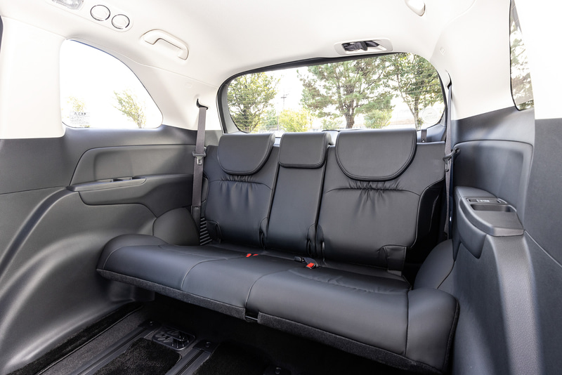 室内ではインストルメントパネルのデザインを変更したほか、コンビメーターパネルでは高精細フルカラー液晶パネルを従来の3.5インチから7インチへと大型化し、アナログスピードメーターと組み合わせた。また、運転席側に収納式のドリンクホルダーを追加するとともに、リッド付きのインパネアッパーボックスを新設定するなどして利便性を高めている