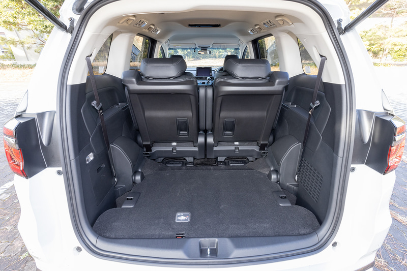 シートレイアウトを後方から。3列目は床下に格納できる