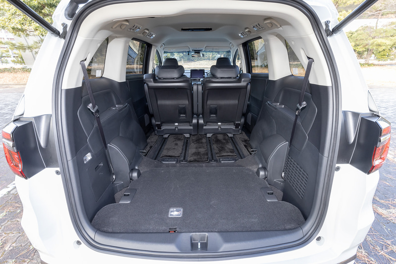 シートレイアウトを後方から。3列目は床下に格納できる