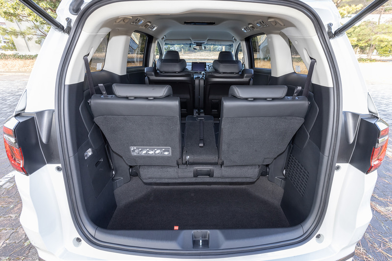 シートレイアウトを後方から。3列目は床下に格納できる