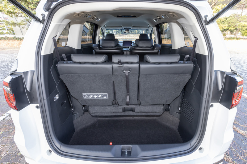 シートレイアウトを後方から。3列目は床下に格納できる