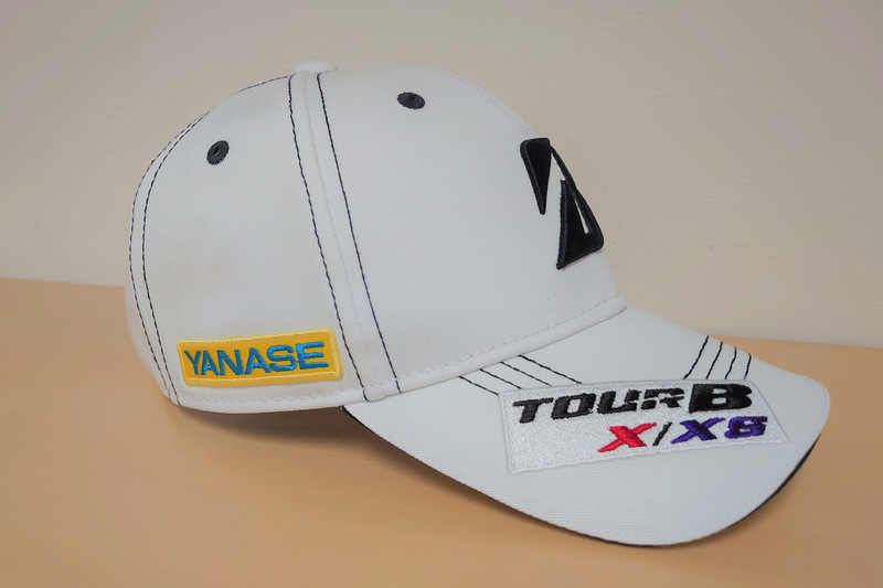 「YANASE」のロゴが入ったキャップ