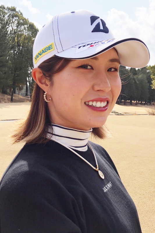 大里桃子選手プロフィール。伊藤園所属、1998年8月10日生まれ。熊本県玉名郡南関町出身。8歳からゴルフを始め、九州ジュニア優勝、全国高等学校ゴルフ選手権団体優勝2回。2018年のプロデビュー後はツアー1勝、黄金世代の1人としてツアー活躍中。主な成績：2018年「CAT Ladies」優勝、2019年「日本女子オープン」2位タイ、2020年「アース・モンダミンカップ」5位タイ