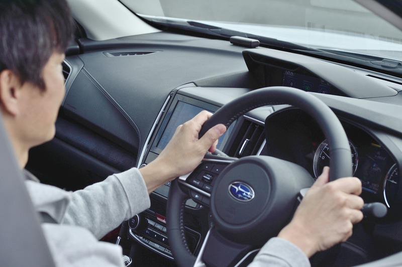 赤外線を利用した個人認識機能「ドライバーモニタリングシステム」は、シート位置などを記憶するだけでなく、走行中に一定時間以上目を閉じていたり、顔の向きを前方から大きく外したりするなど、ドライバーに眠気や不注意があるとシステムが判断した場合、警報音や警告表示で注意を促す機能も搭載している