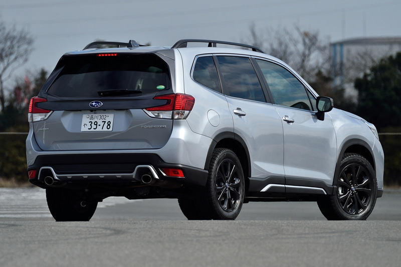 ボディサイズは4625×1815×1730mm（全長×全幅×全高）、ホイールベース2670mm、最低地上高220mm。車両重量（メーカー装着オプション含む）は1590kg（前軸重930kg、後軸重660kg）