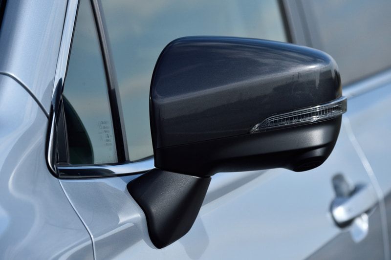 グレーメタリック塗装の電動格納式リモコンドアミラーは、LEDサイドターンランプとサイドビューモニターが付く