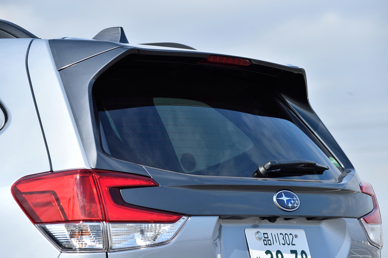 グレーメタリック塗装のルーフスポイラーとシャークフィンアンテナを装着