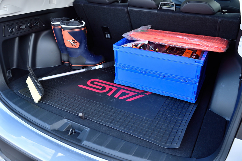 スタッドレスタイヤの装着と合わせてラゲッジスペースには冬の装備を搭載していた取材車両。敷いているSTIのラバーマットは8580円（税込）で購入可能