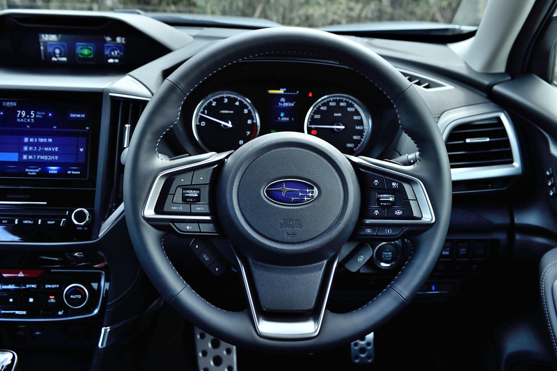 ステアリングは本革巻でシルバーステッチが施される