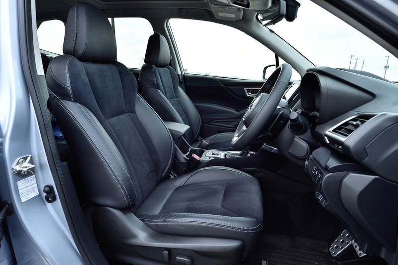 シートはウルトラスエードと本革で、シートやドアトリムにはステアリングと同様にシルバーステッチが施される