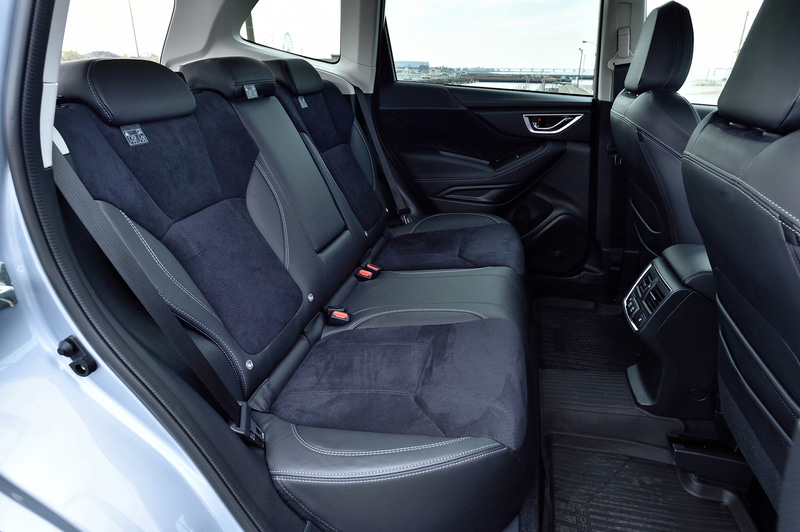 シートはウルトラスエードと本革で、シートやドアトリムにはステアリングと同様にシルバーステッチが施される
